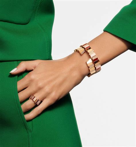 christian dior bracciale stoffa|Il veste di lusso: il bracciale Christian Dior in stoffa.